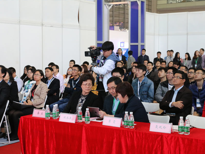 董事长萧霞女士为蔡立女士、刘永东先生讲解.JPG 董事长萧霞女士为蔡立女士、刘永东先生讲解.JPG