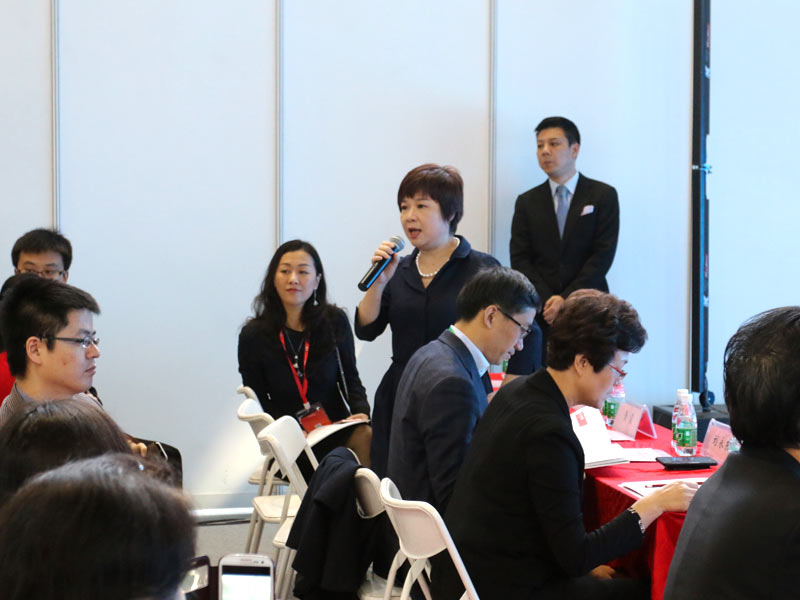 董事长萧霞女士热心回答记者提问.JPG 董事长萧霞女士热心回答记者提问.JPG