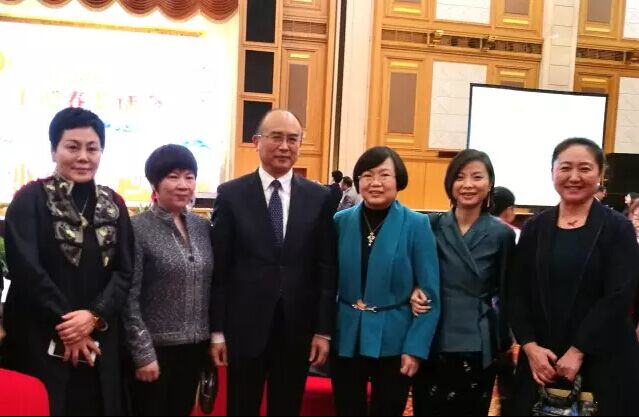 奥特迅董事长廖晓霞和深圳市长许勤合照.jpg 奥特迅董事长廖晓霞和深圳市长许勤合照.jpg