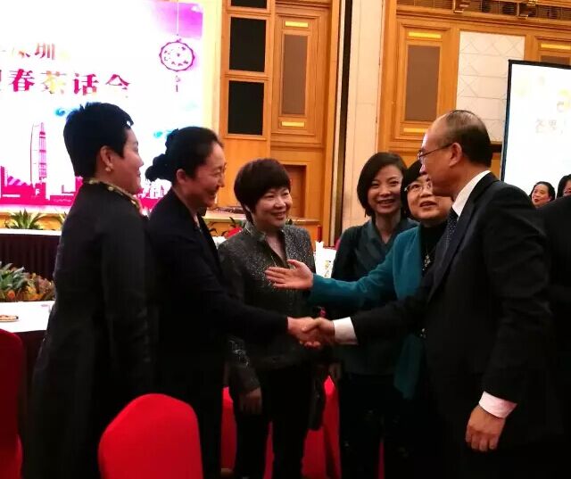 马宏向许勤书记一一介绍三八红旗手代表.jpg 马宏向许勤书记一一介绍三八红旗手代表.jpg