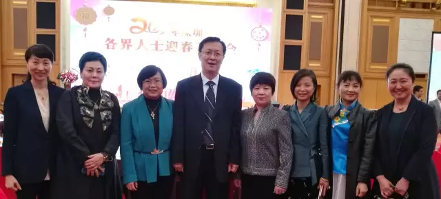 市政协副主席王璞(左四)与三八红旗手代表合影留念.png 市政协副主席王璞(左四)与三八红旗手代表合影留念.png